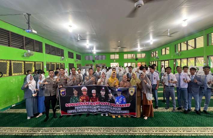 Sosialisasi Proaktif Penerimaan Calon Anggota POLRI oleh POLRES Hulu Sungai Tengah di SMK Negeri 1 B