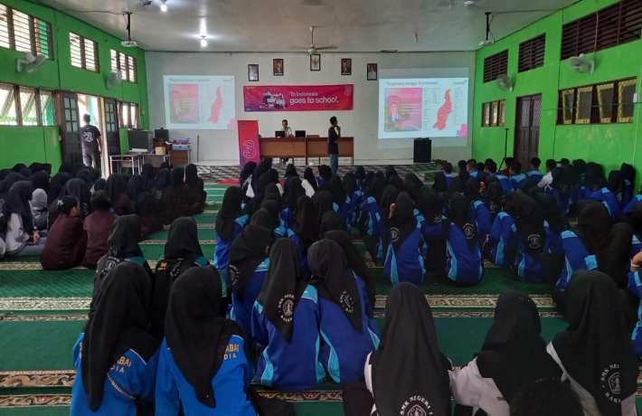 Tri Indonesia Goes To School
